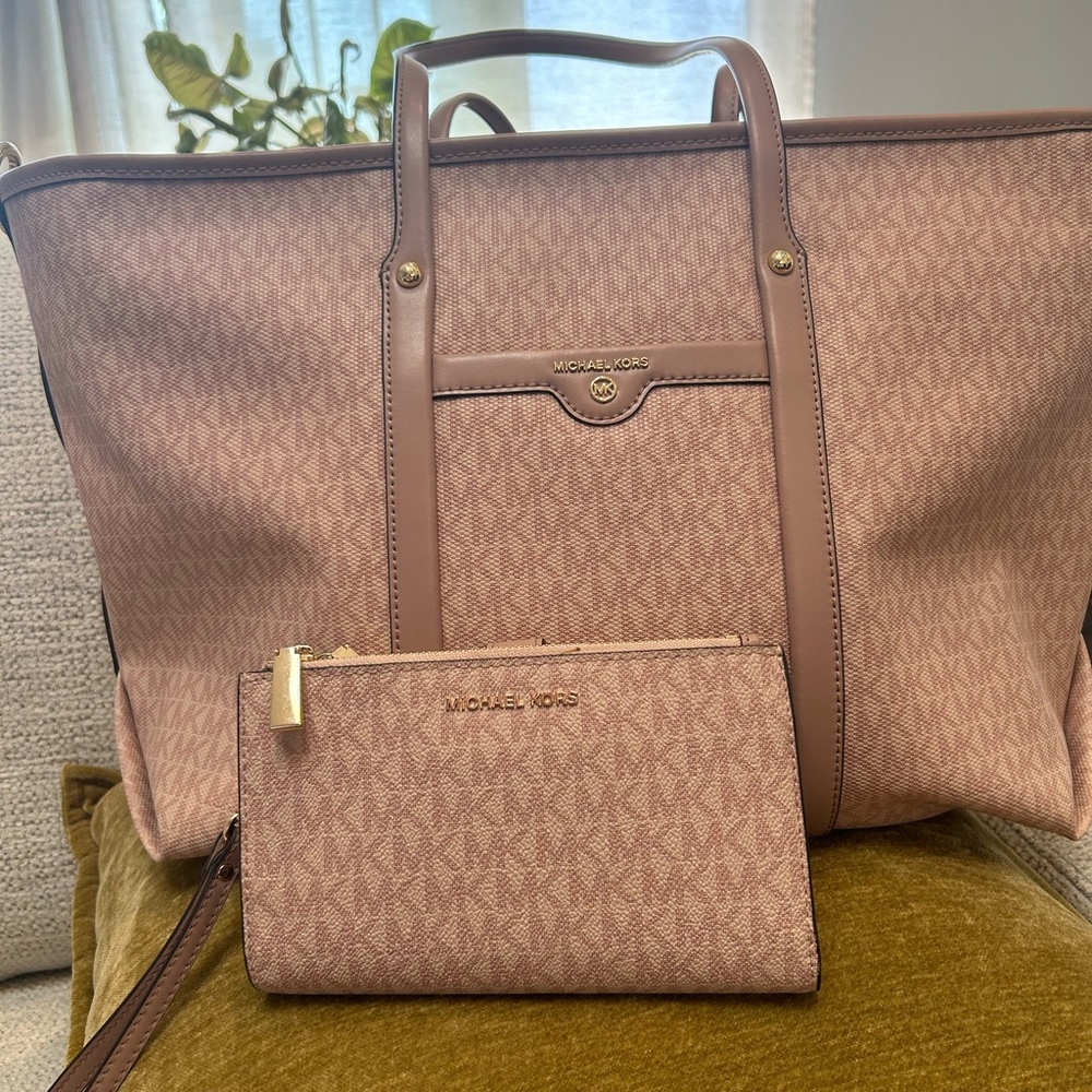 Beautiful like-new Michael Kors tote and matching wallet set.